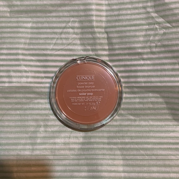 LE Clinique Flower Bronzer in Solar Pop - Picture 2 of 3
